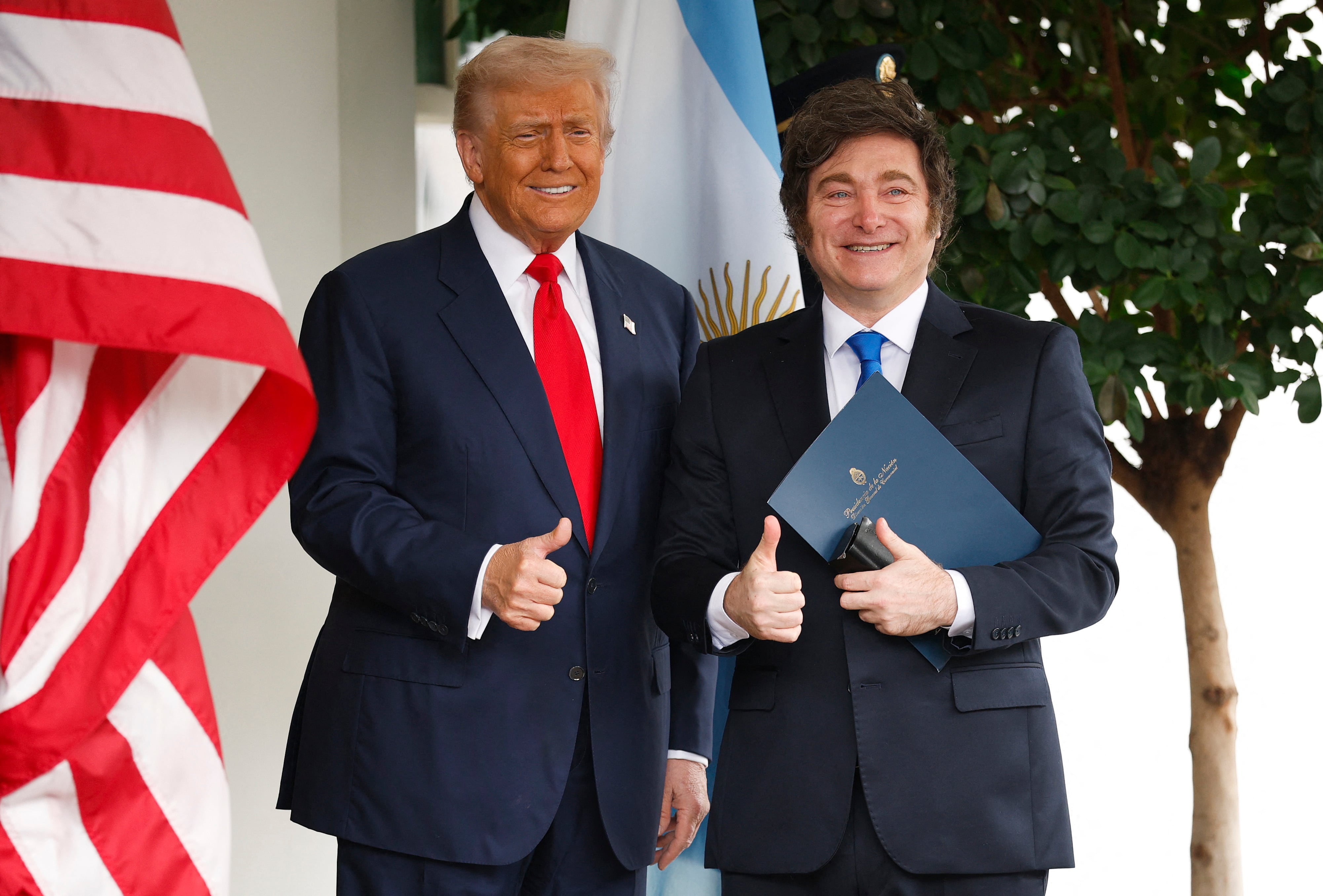 El presidente de Estados Unidos, Donald Trump, saluda al presidente de Argentina, Javier Milei, a su llegada al Ala Oeste de la Casa Blanca el 14 de octubre de 2025 en Washington, D.C. Trump recibe a Milei en un almuerzo de trabajo días después de que el Departamento del Tesoro de Estados Unidos finalizara un acuerdo de intercambio de divisas por 20 000 millones de dólares con Argentina para estabilizar su economía.
