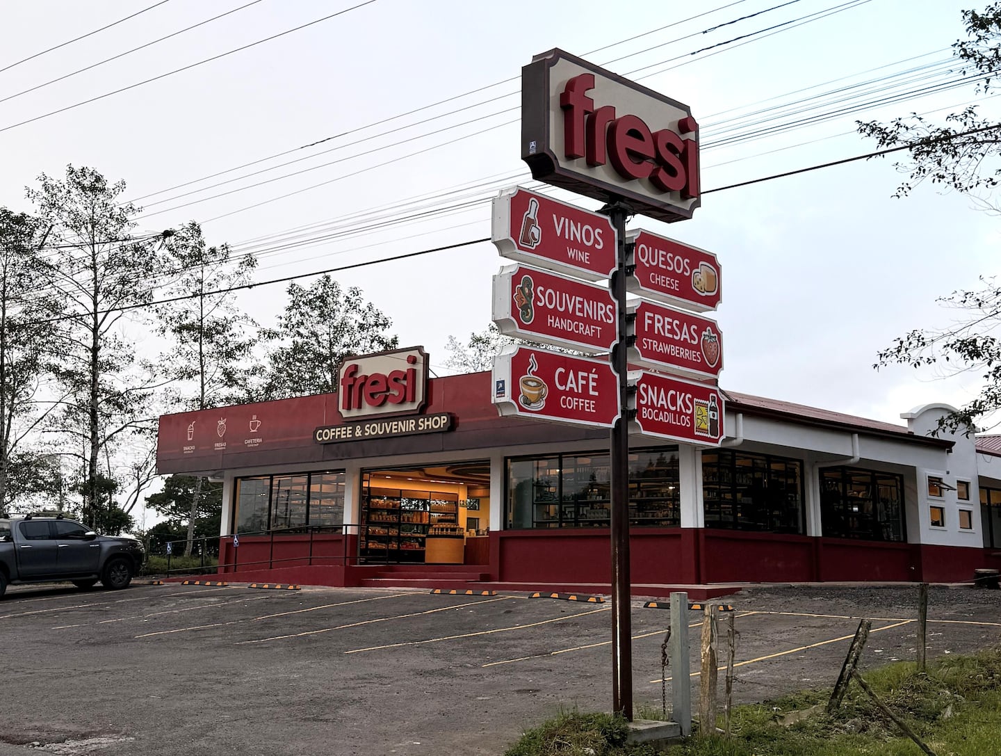 Una nueva marca refresca el tradicional comercio de fresas en el volcán Poás