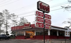 Una nueva marca refresca el tradicional comercio de fresas en el volcán Poás