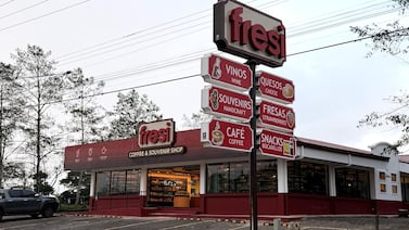 Una nueva marca refresca el tradicional comercio de fresas en el volcán Poás