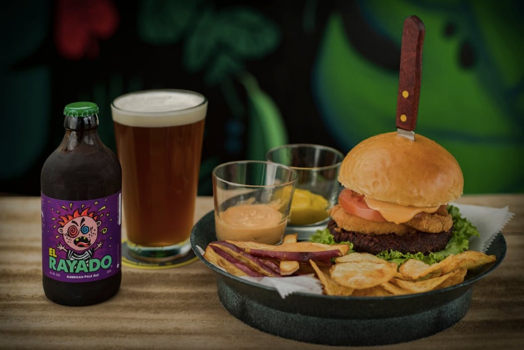 Hamburguesa Vegetariana con aros de cebolla, tomate, hojas mixtas, pepinillos y mayonesa de la casa de Monteverde Brewing Company. Foto: Tripadvisor.