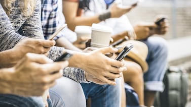¿Qué podemos aprender de la prohibición de redes sociales para adolescentes en Australia?