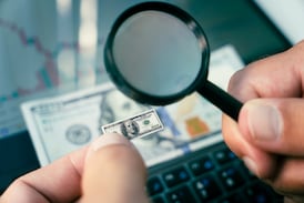 Dólar se mantiene en mínimos cuando debería estar subiendo, afirman economistas: ¿qué está pasando?