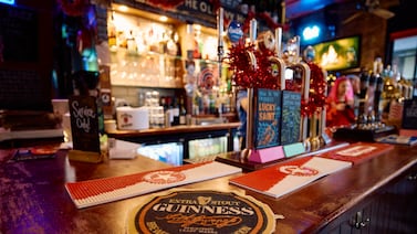 Escasez de cerveza Guinness obliga a los pubs británicos a racionar su venta