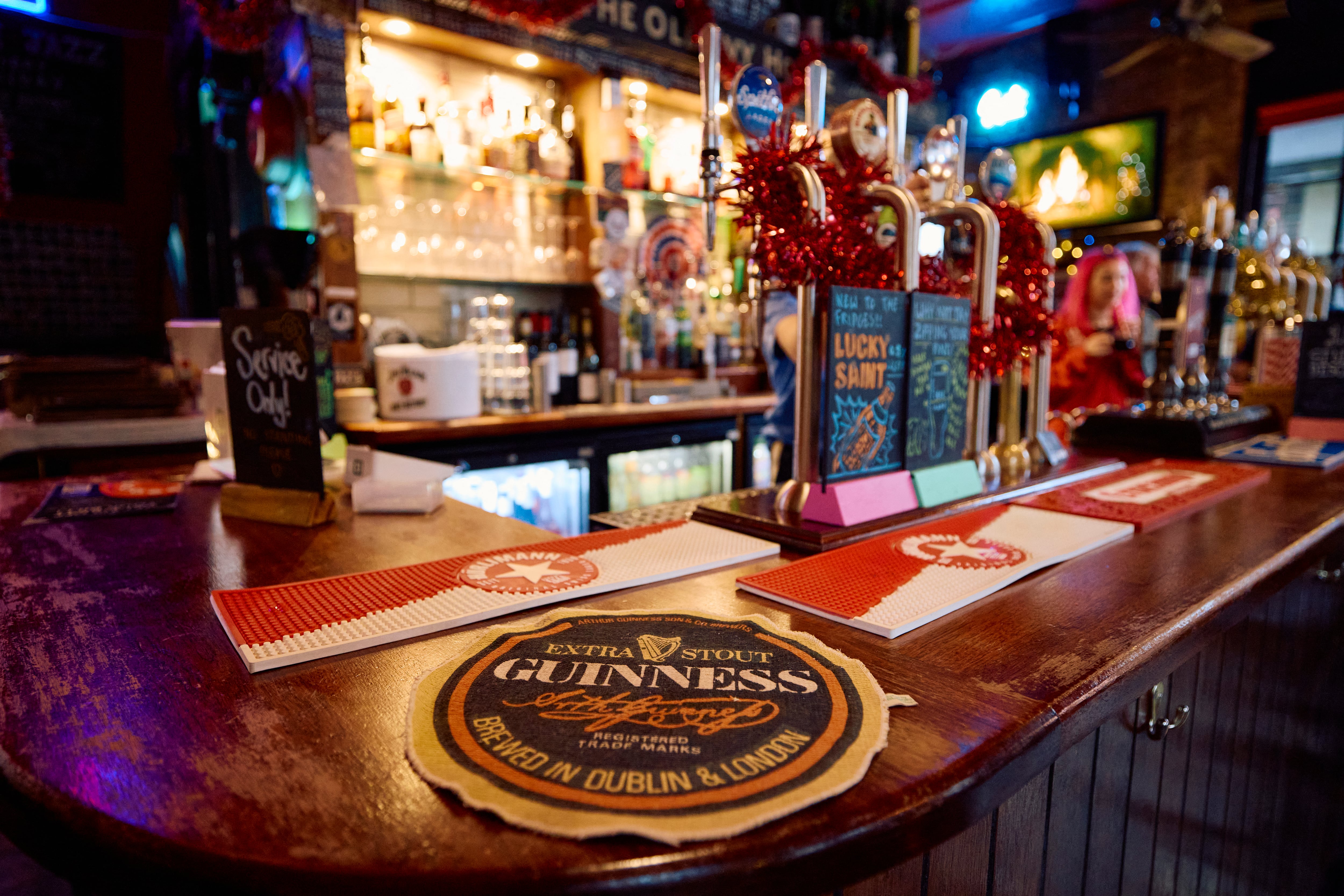 Una toalla de cerveza Guinness en el bar dentro de la casa pública Old Ivy House en Clerkenwell, Londres.
