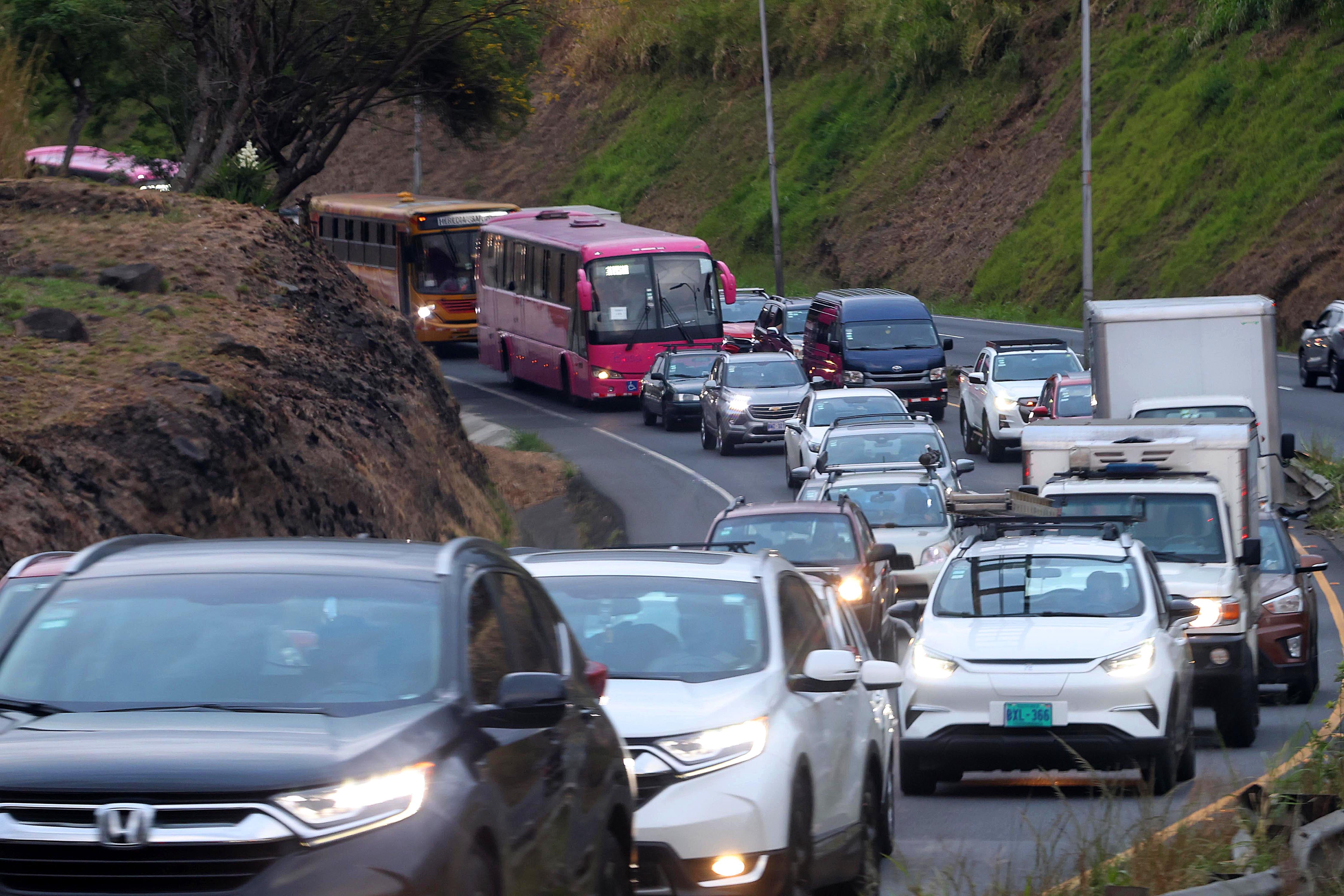25/04/2024 Autopista General Cañas. Los usuarios de autobuses deben pasar horas en las unidades que se pegan en las presas y que, además, terminan siendo parte de ellas. Sobre todo en horas pico el tránsito se vuelve tremendamente denso y sufren las consecuencias conductores y pasajeros por igual. Foto: Rafael Pacheco Granados