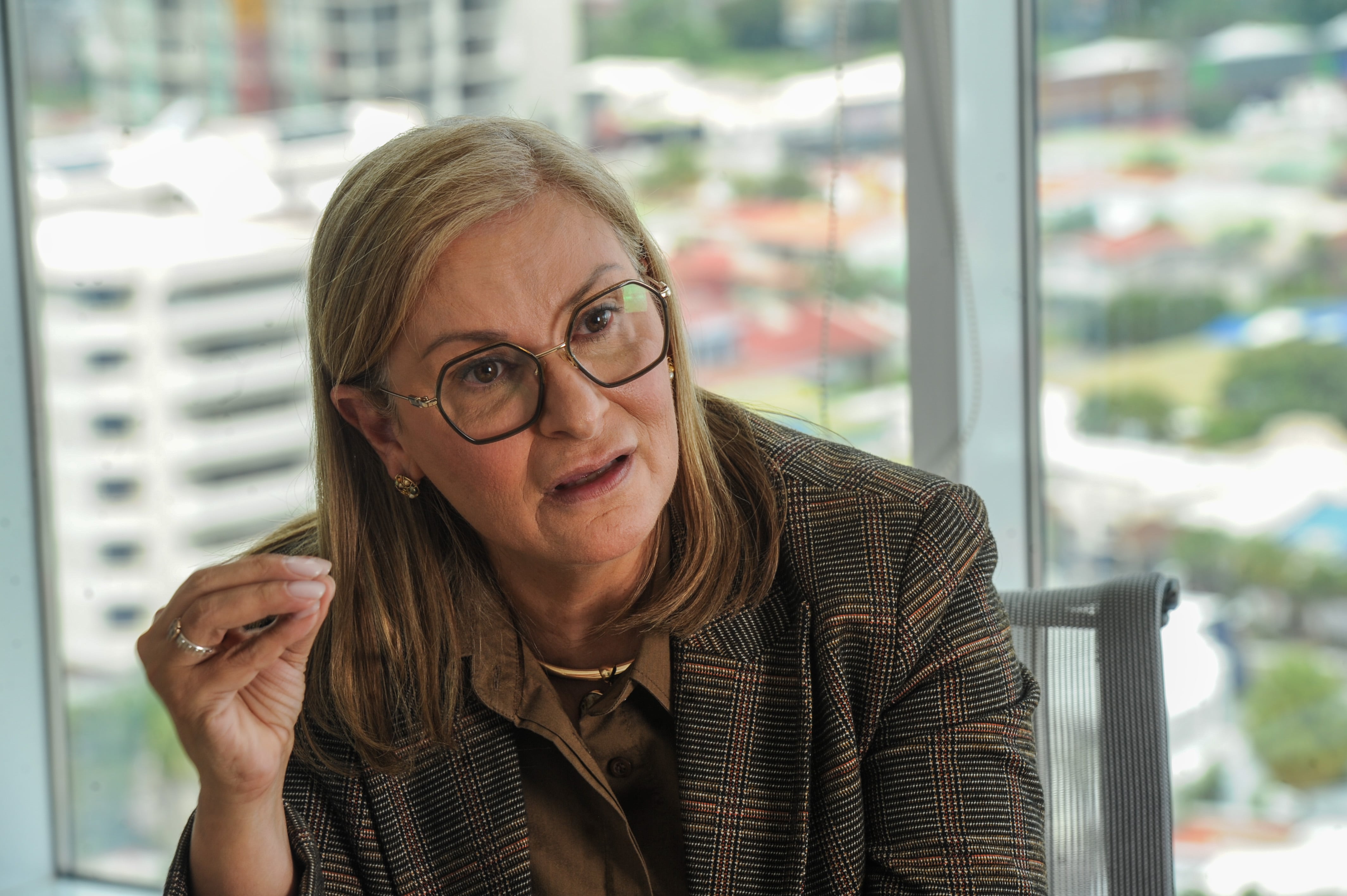 04/08/2026 MATERIAL EMBARGADO PARA EL PERIODICO EL FINANCIERO. San José, Oficinas centrales de la empresa “ROCHE COSTA RICA CAMPUS” entrevista con la Microbióloga Doctora Virginia Cozzi Directora de Operaciones Clínicas en Roche y Líder de Licencia para Operar de Roche, periodista Sr Carlos Cordero. / Marvin Caravaca.