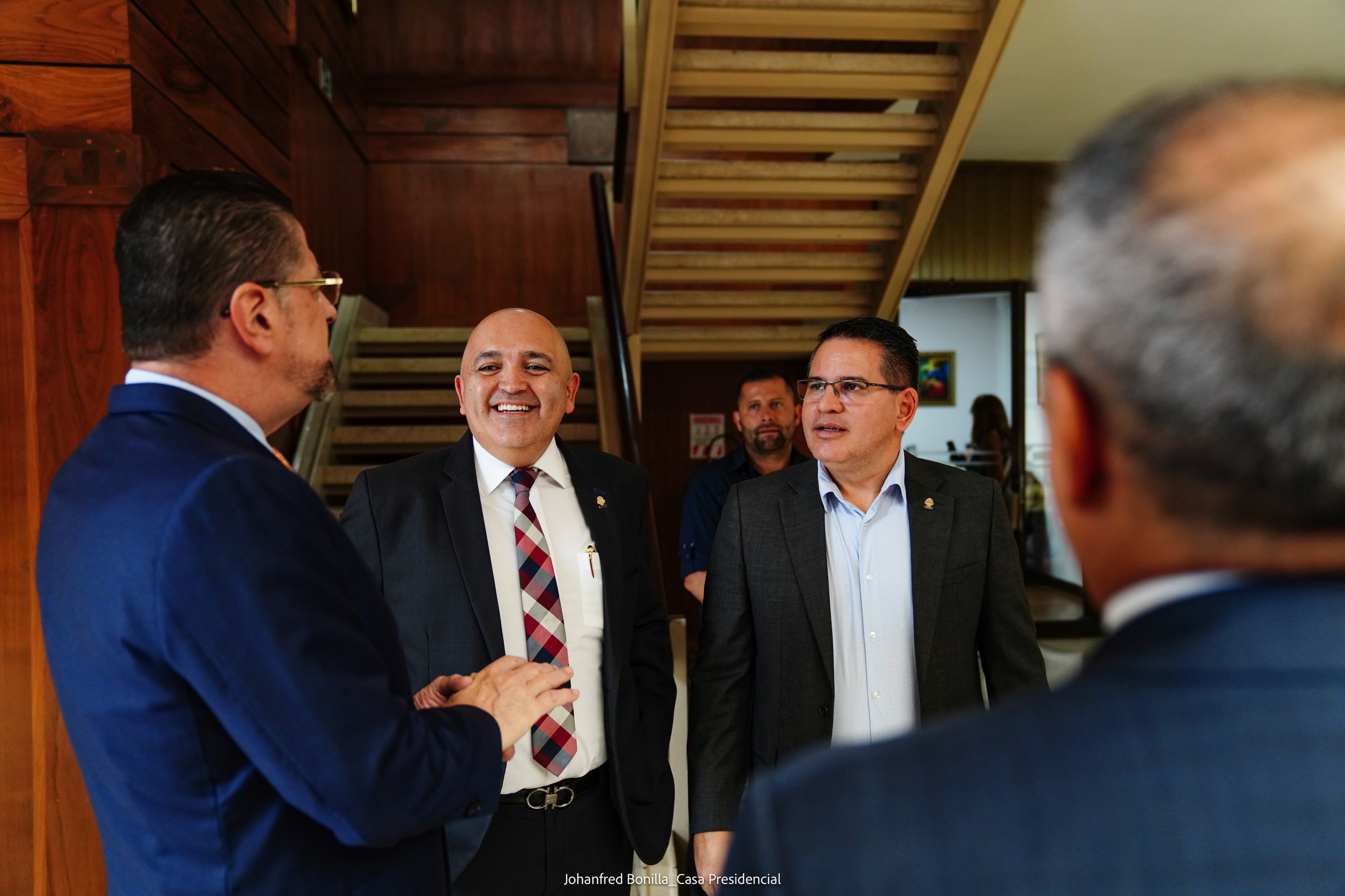 Los voceros del bloque opositor a la reelección de Rodrigo Arias a la presidencia de la Asamblea Legislativa, se reunieron con el Presidente Rodrigo Chaves en Casa Presidencial. Participaron los diputados: EliécerFeinzaig del PLP; Fabricio Alvarado de Nueva República; Alejandro Pacheco y Horacio Alvarado del PUSC; así como Pilar Cisneros del oficialista PPSD. Fotos: Casa Presidencial