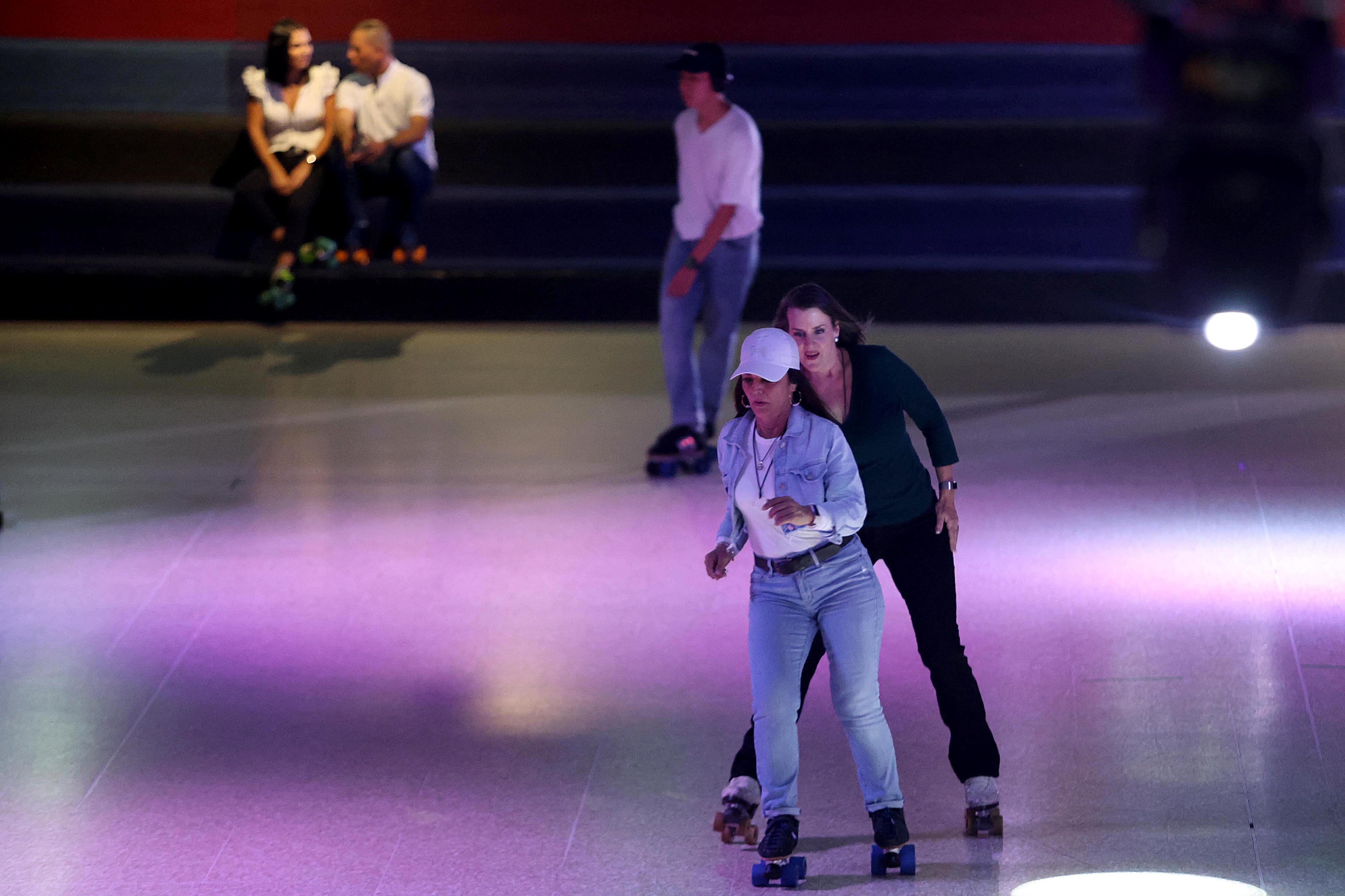 04/03/2024 San Pedro. Patinadores, del grupo de veteranos que todos lunes patinan en el Salón de Patines Music. Foto: Rafael Pacheco Granados