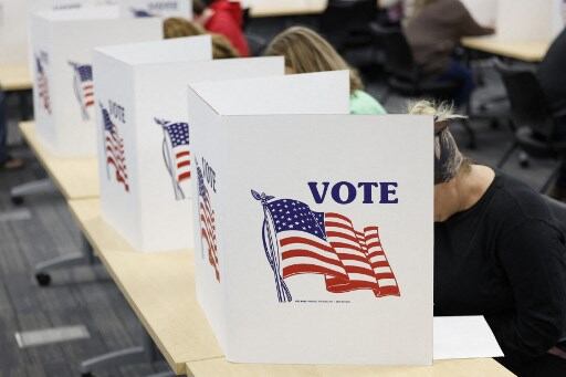 Urnas en Michigan para las elecciones en EE. UU. 2024 con Kamala Harris y Donald Trump como candidatos.