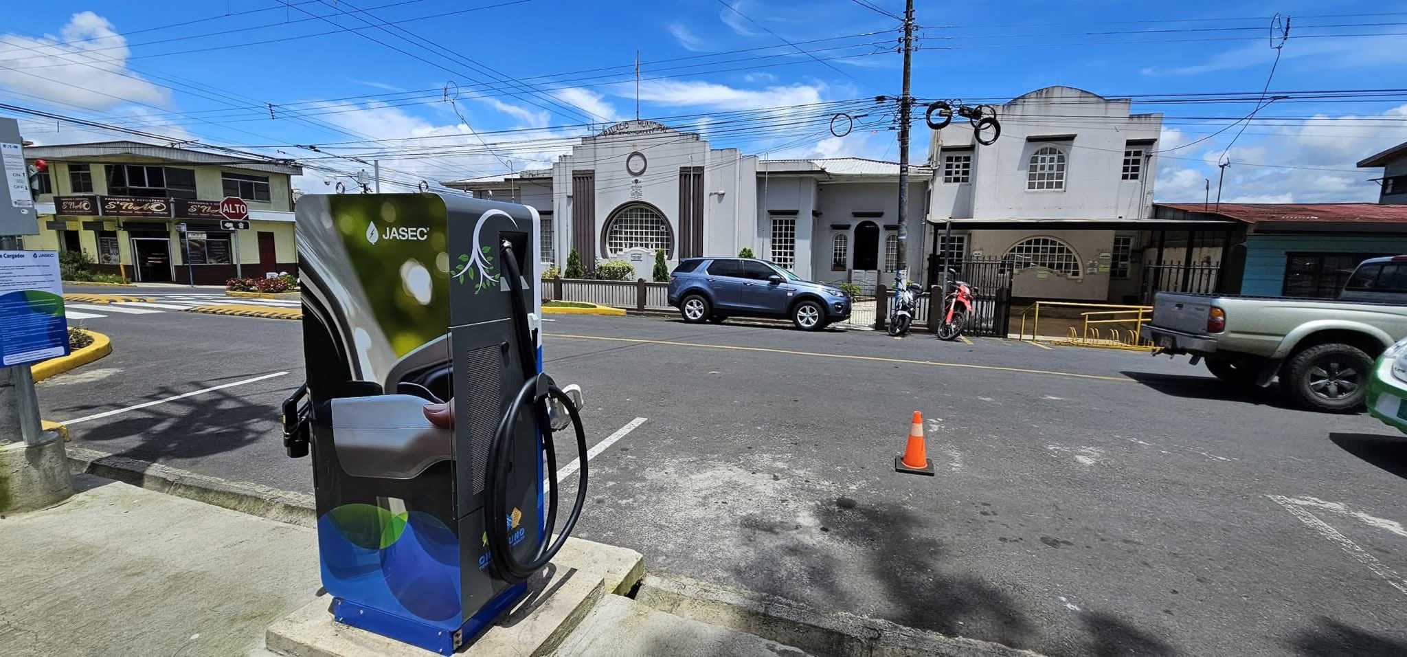 Dos cabezales de los conectores de recarga automotriz disponibles en Cartago.