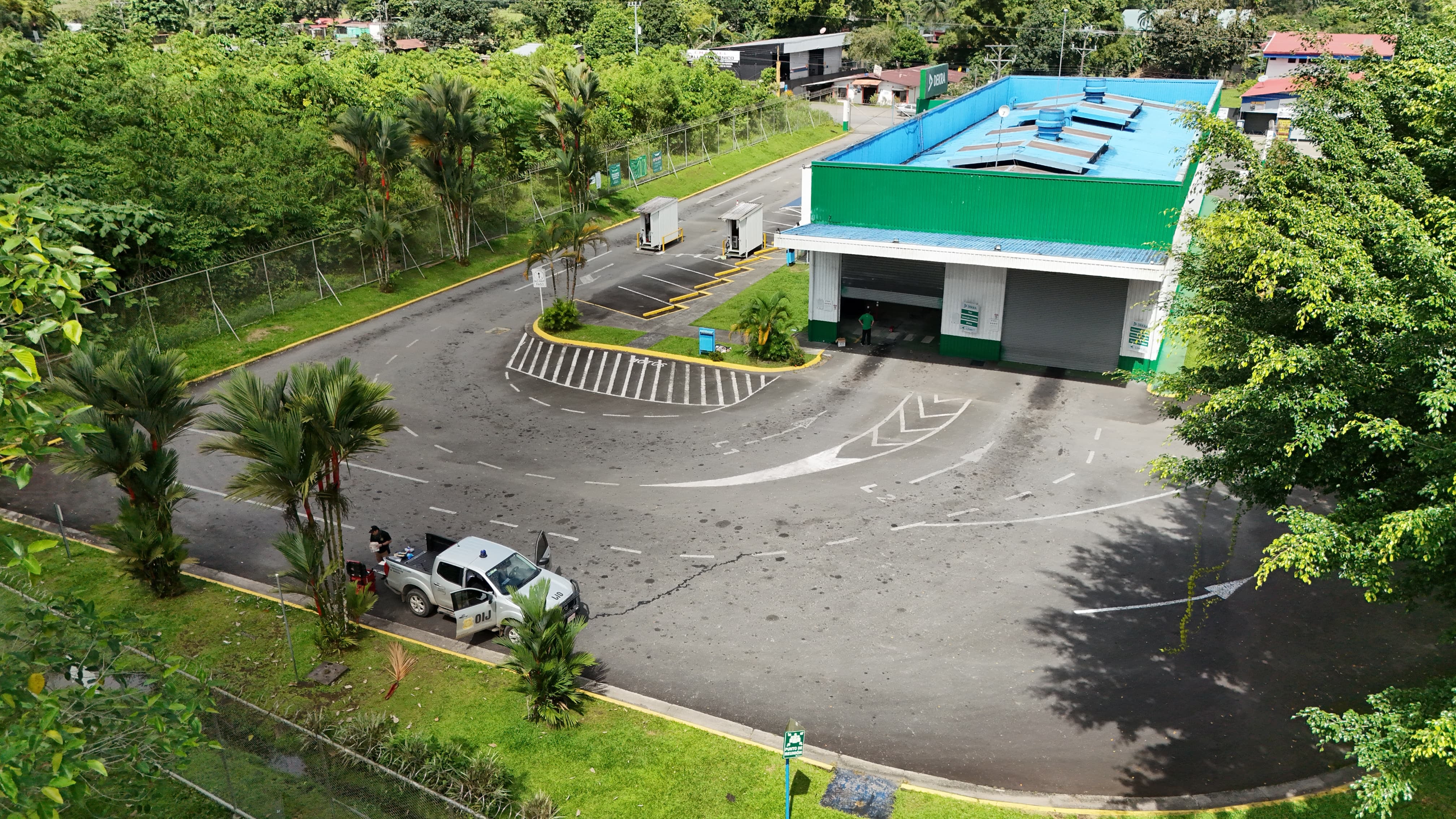 La conocida banda del acetileno ingresó por la fuerza a la estación de Dekra en la Marina de Guápiles para cometer un robo, agentes del OIJ hicieron la inspección del sitio.