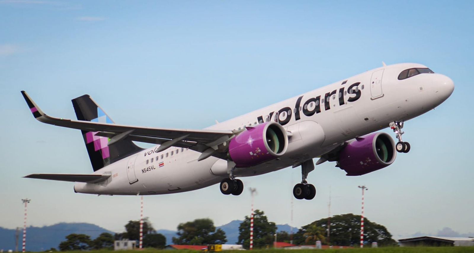 Avión de Volaris en despegue desde el Aeropuerto Juan Santamaría, en San José, tras el anuncio de suspensión indefinida de vuelos directos a Miami, San Salvador, Ciudad de Guatemala y Tegucigalpa desde Costa Rica.
