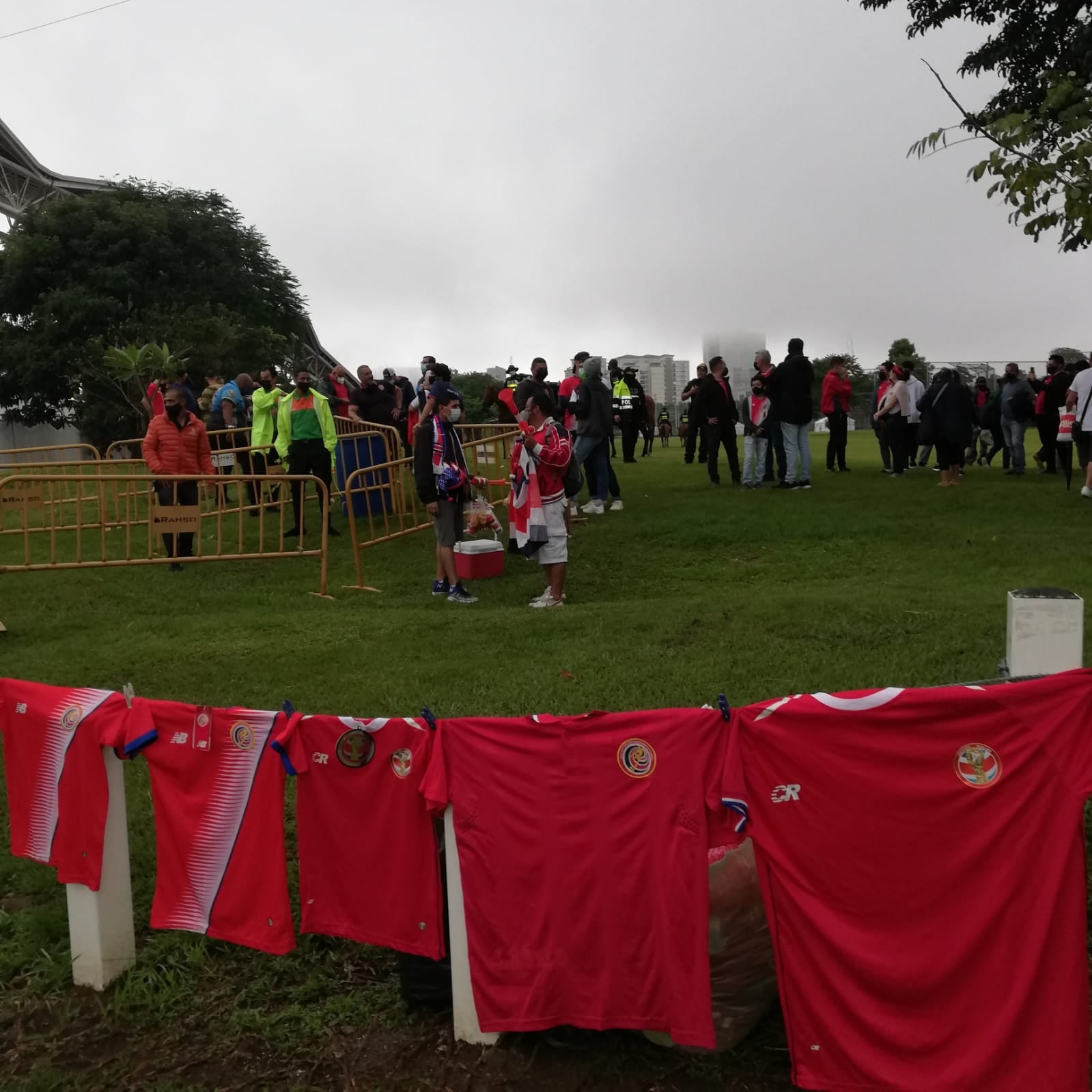 Ambiente en afueras del estadio Nacional