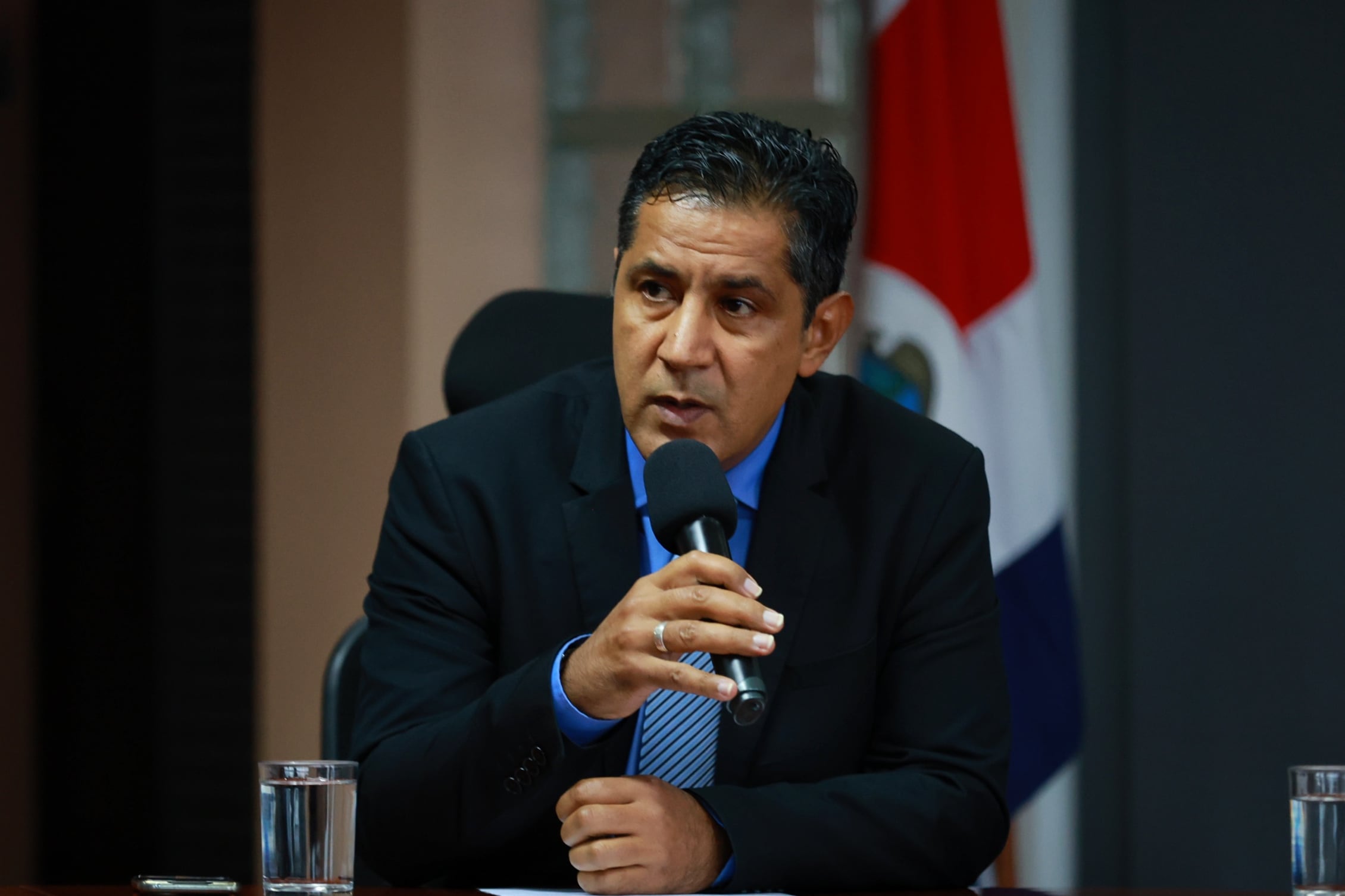 28/10/2024/ Nogui Acosta durante conferencia de prensa en el ministerio de Hacienda junto con el vicepresidente Stephan Brunner y Gabriela Chacón presidenta ejecutiva del INS SOBRE Póliza de gabinete / foto John Durán