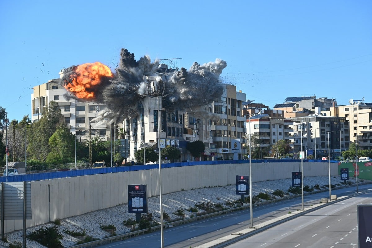 Una bola de fuego se eleva desde el lugar de un ataque israelí que alcanzó un edificio adyacente a la autopista que conduce al aeropuerto internacional de Beirut el 31 de marzo de 2026.