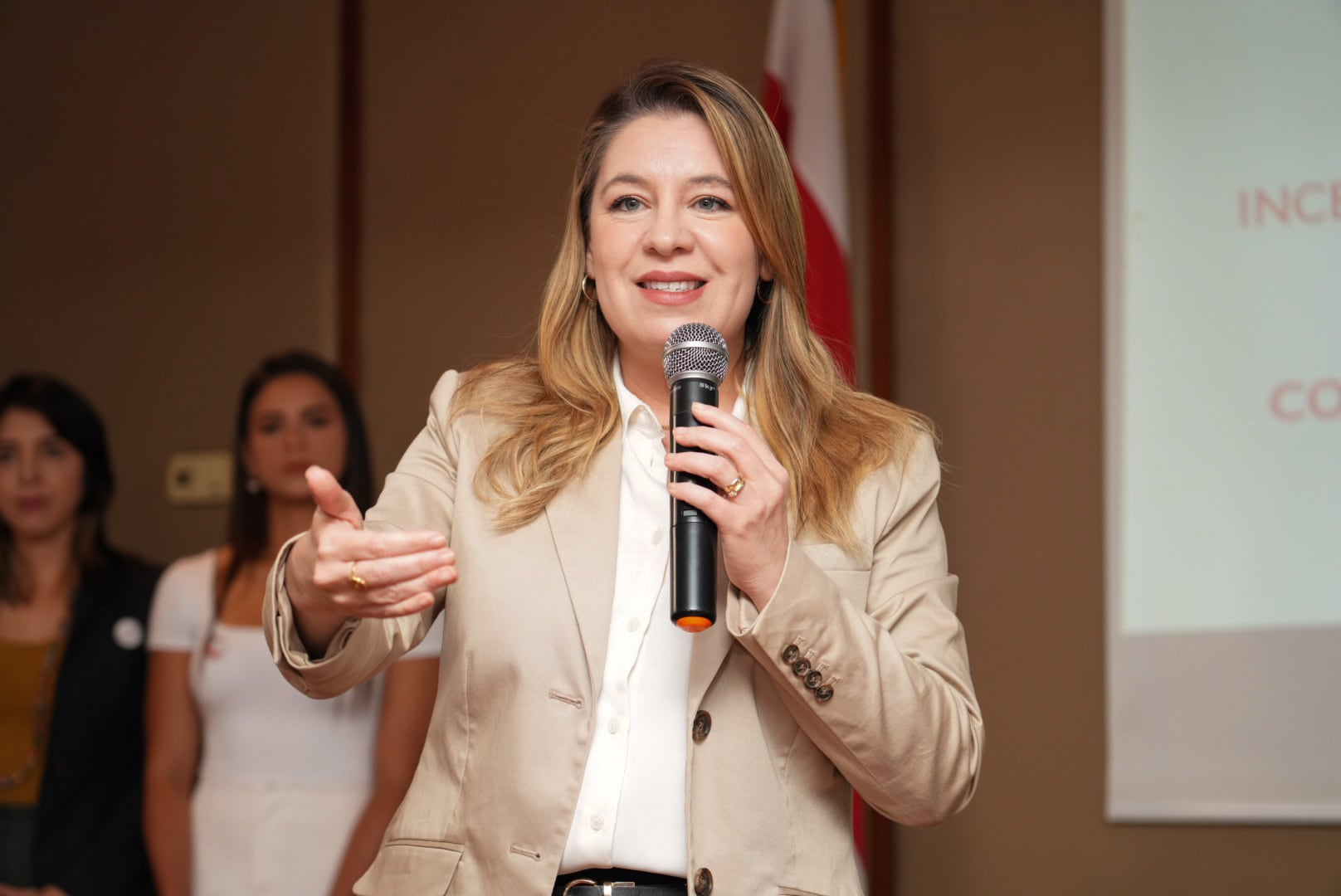 21/01/2026. Conferencia de prensa con la candidata Claudia Dobles del partido Coalición Agenda Ciudadana. Tribeca, Santa Ana. Fotografía: Lilly Arce