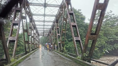Gobierno firma Ley de Riesgo Inminente para atender obras de infraestructura en malas condiciones