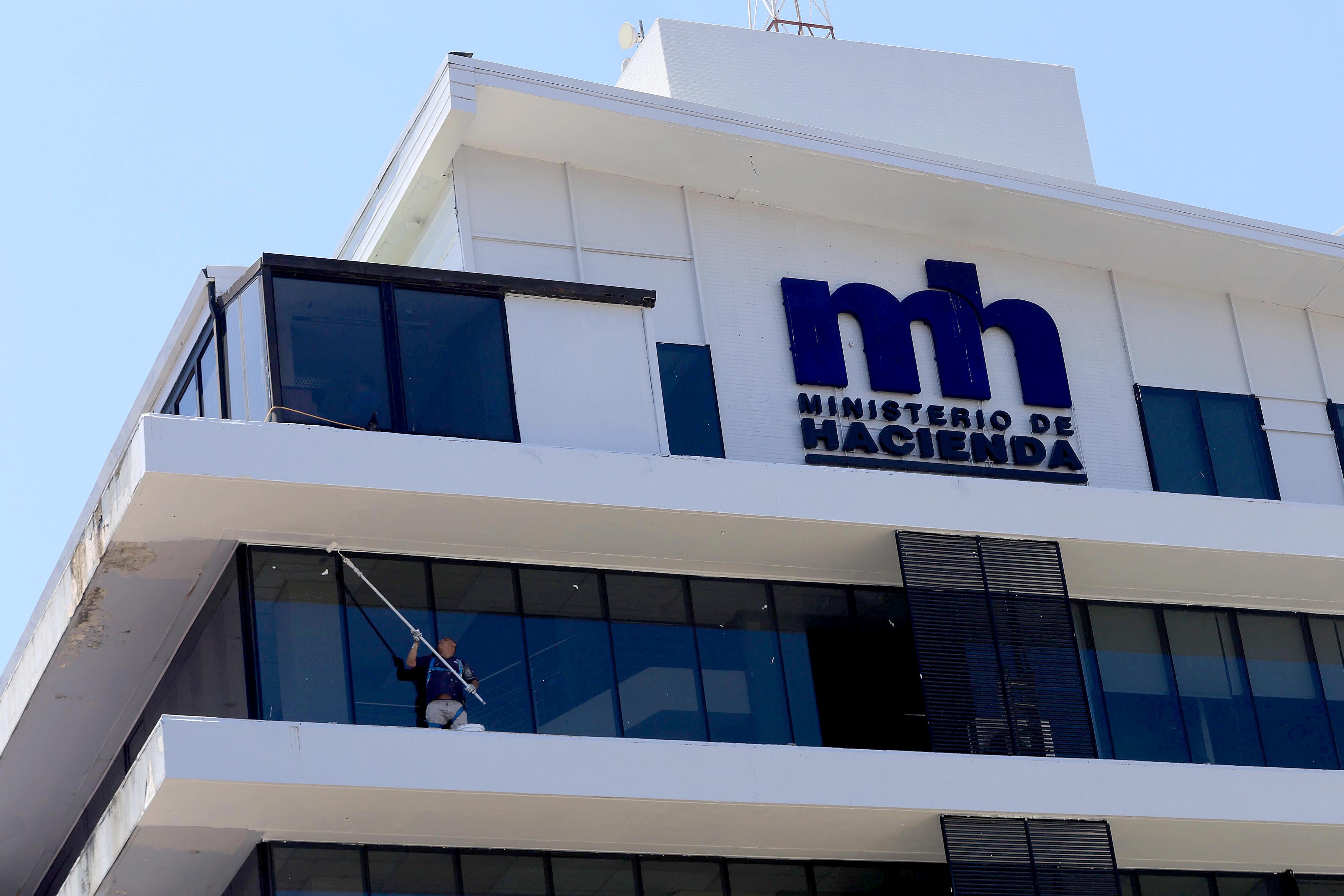07/03/2024     San José. El edificio del Ministerio de Hacienda se remoza. Este jueves continuaban los trabajos pintura en las paredes externas. Foto: Rafael Pacheco Granadados