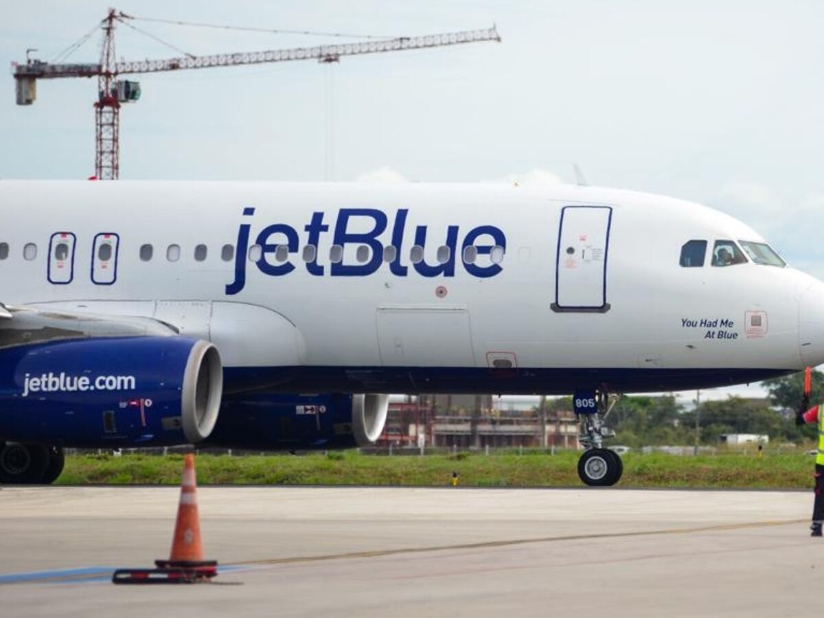 Piloto de JetBlue denuncia casi colisión con avión cisterna de EEUU cerca de Venezuela
