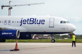 Piloto de JetBlue dice que casi chocó con un avión militar de Estados Unidos cerca de Venezuela; esta es la razón