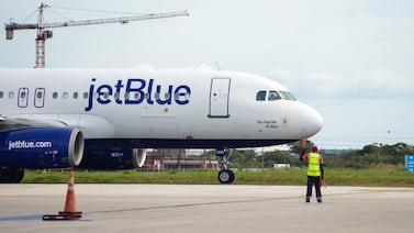 Piloto de JetBlue dice que casi chocó con un avión militar de Estados Unidos cerca de Venezuela; esta es la razón