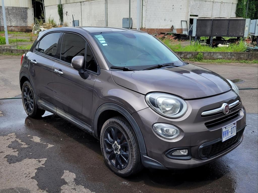 Fiat 500 X modelo 2017 (placa VVV077), disponible por ¢3.135.000.