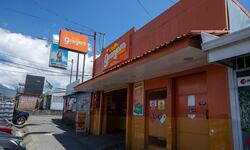 Un cierre inesperado: las lecciones que deja la salida de Pollo Granjero del mercado costarricense