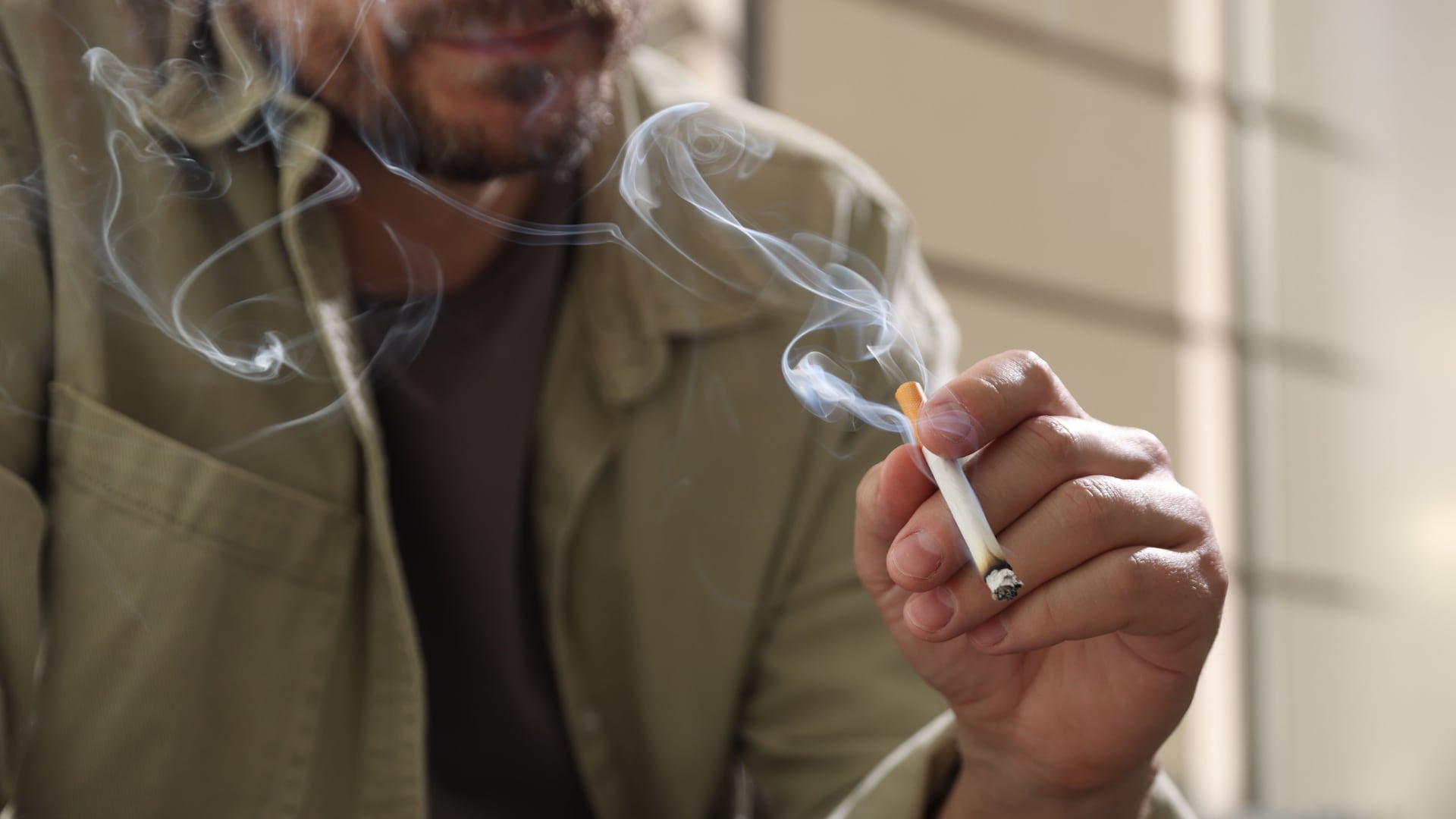 Marihuana y cigarro afectan una enzima que regula la felicidad, elevan el estrés y dificultan dejar el consumo, reveló investigación en Canadá.