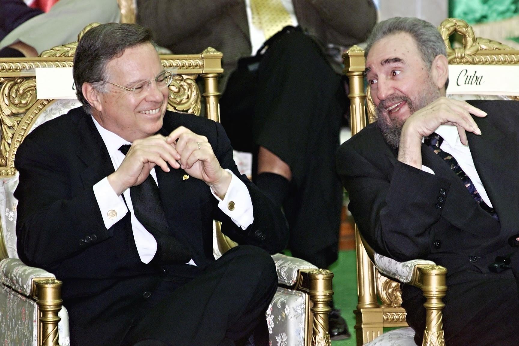 Miguel Ángel Rodríguez junto a Raúl Castro en 1999.