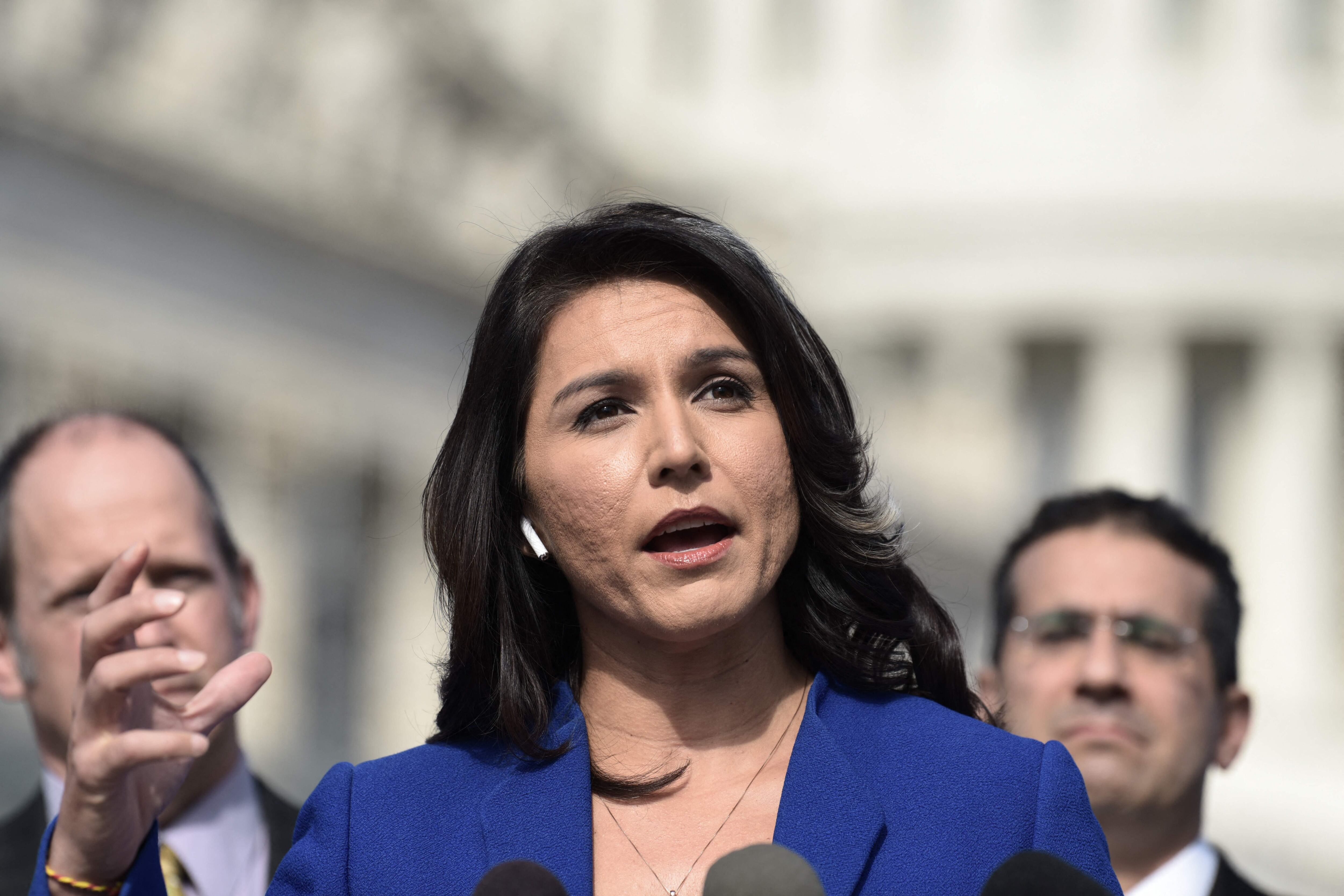 (ARCHIVOS) La congresista demócrata Tulsi Gabbard de Hawái, candidata oficial a las primarias demócratas de las elecciones presidenciales estadounidenses de 2020, ofrece una conferencia de prensa en Washington DC el 15 de febrero de 2019.