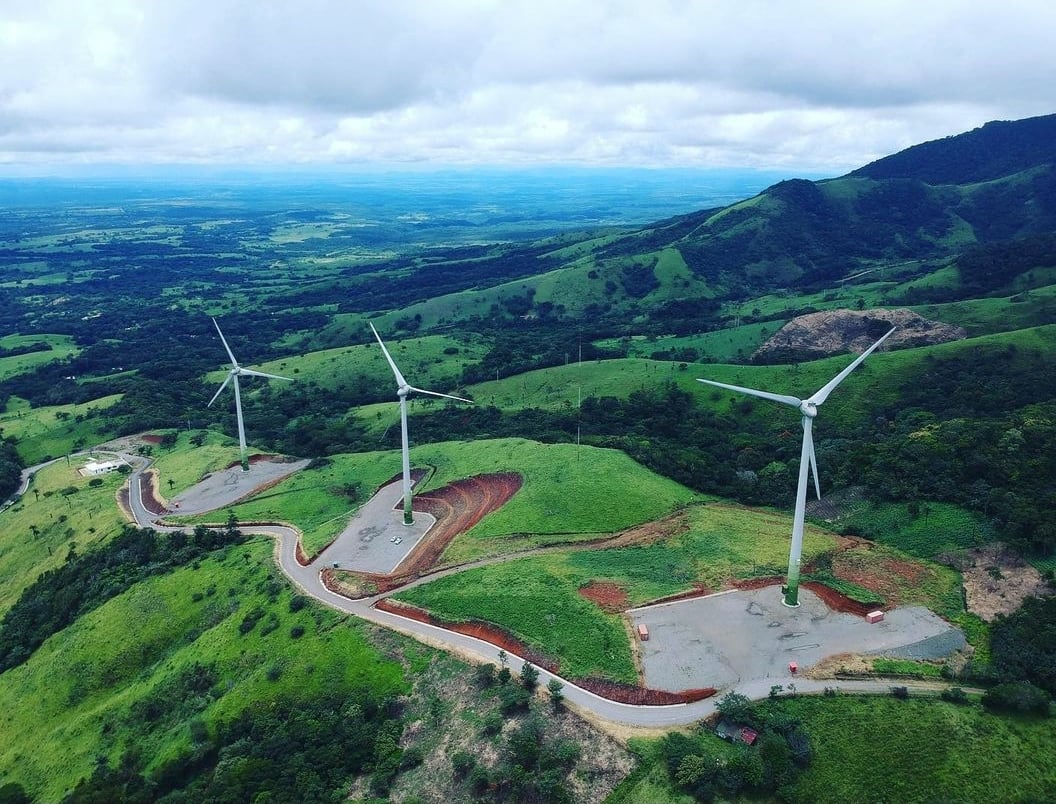 Félix Cabezas Ordoñez y Mauro Masis Solís, son técnicos que reparan y les dan mantenimiento a las torres eólicas propiedad de Coopeguanacaste y lo suyo es encaramarse hasta el puro cucurucho de esas torres cada vez que se necesita
