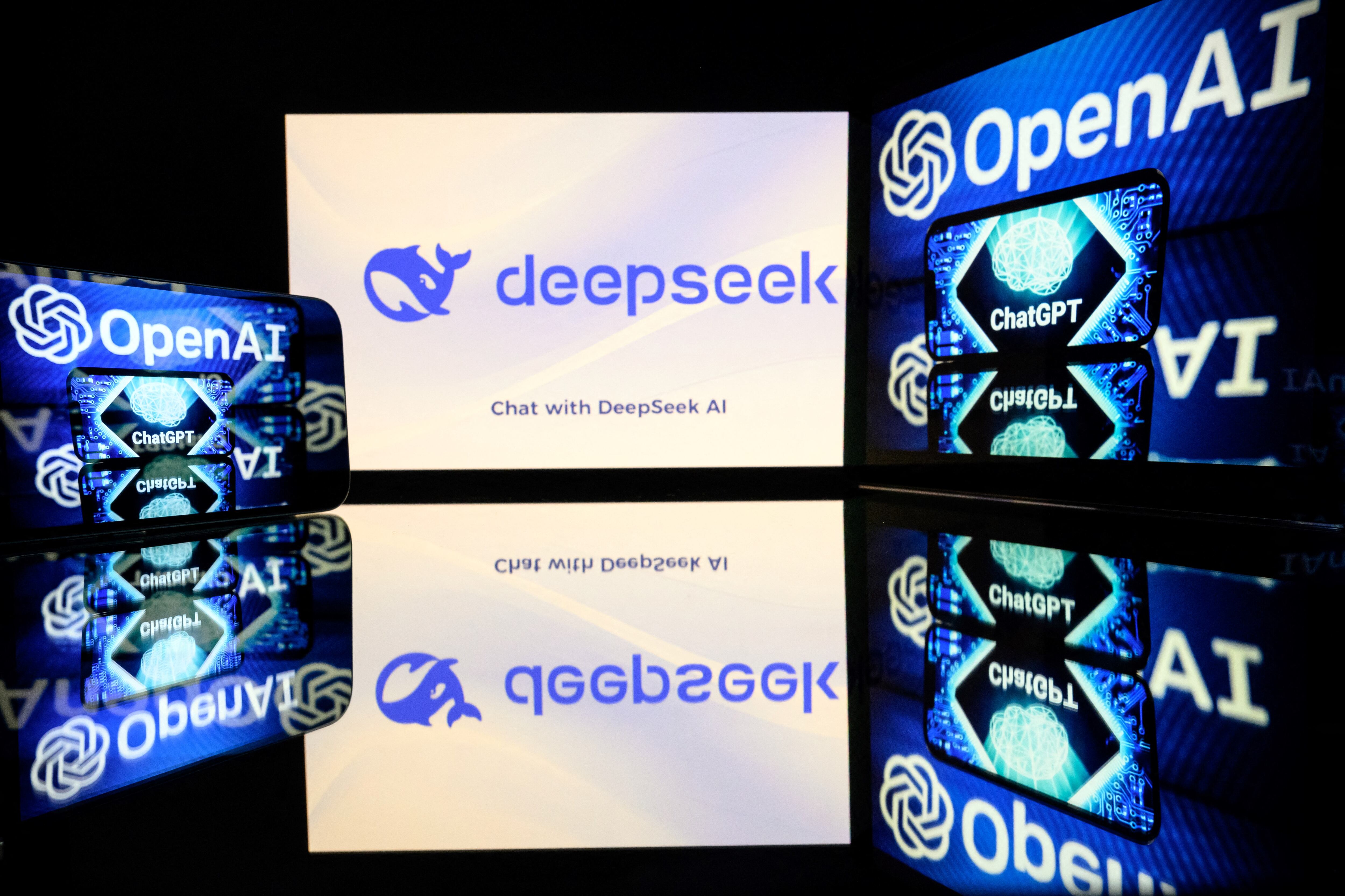 Esta fotografía ilustrativa muestra pantallas que muestran el logotipo de DeepSeek, una empresa china de inteligencia artificial que desarrolla modelos de lenguaje de código abierto de gran tamaño, y el logotipo del chatbot de inteligencia artificial ChatGPT de OpenAI.