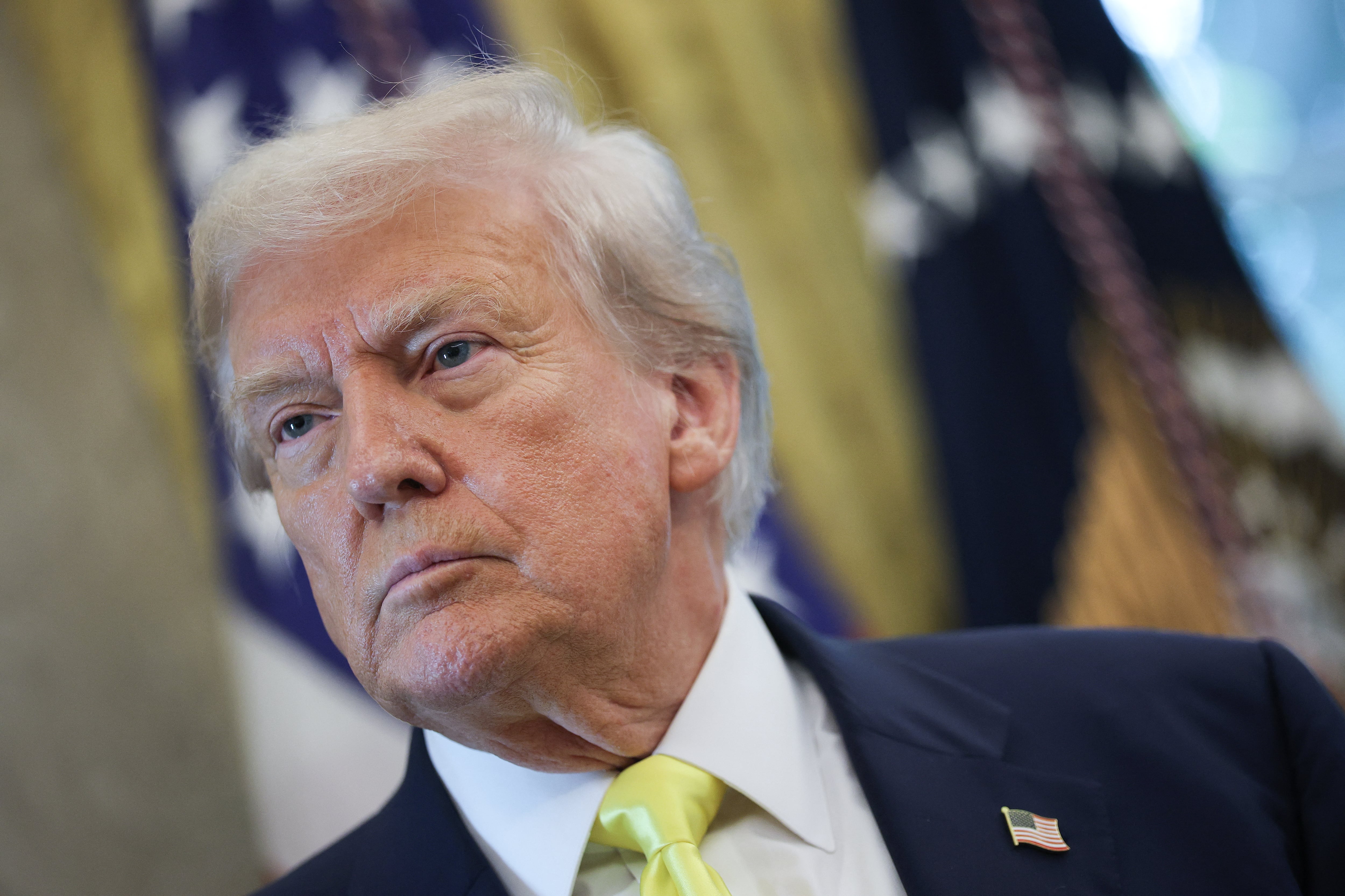 WASHINGTON, D.C. - 7 DE AGOSTO: El presidente de Estados Unidos, Donald Trump, escucha las preguntas de la prensa tras hablar sobre datos económicos en la Oficina Oval el 7 de agosto de 2025 en Washington, D.C. Trump despidió a la Dra. Erika McEntarfer, comisionada de la Oficina de Estadísticas Laborales, el 1 de agosto, alegando que la agencia publicó cifras de empleo falsas durante el gobierno de Biden para favorecer a los demócratas. Win McNamee/Getty Images/AFP (Foto de WIN MCNAMEE / GETTY IMAGES NORTH AMERICA / Getty Images vía AFP)