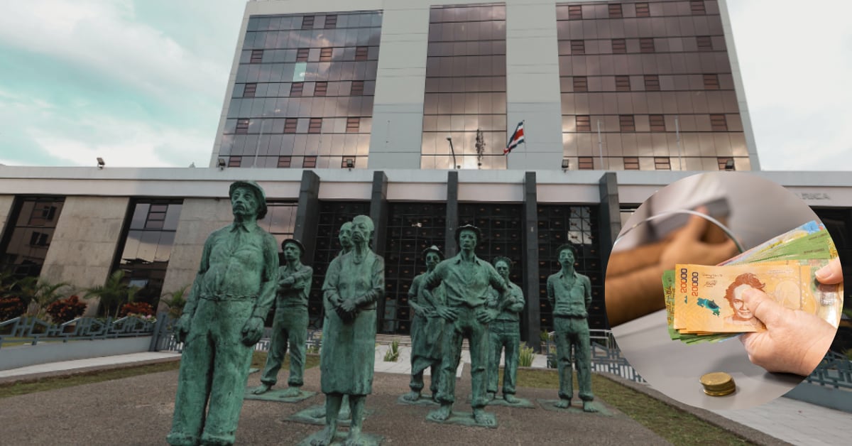 Fachada del Banco Central de Costa Rica con esculturas de bronce en primer plano y un montaje de billetes en colones, ilustrando la decisión de reducir la tasa de política monetaria al 3,50% anual.