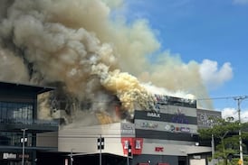 Más de 10 unidades de Bomberos atienden incendio en Ciudad del Este, en Curridabat