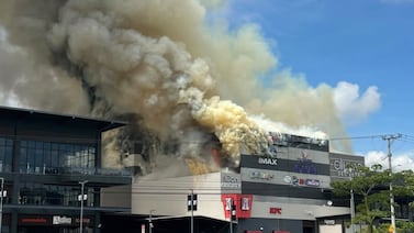 Más de 10 unidades de Bomberos atienden incendio en Ciudad del Este, en Curridabat