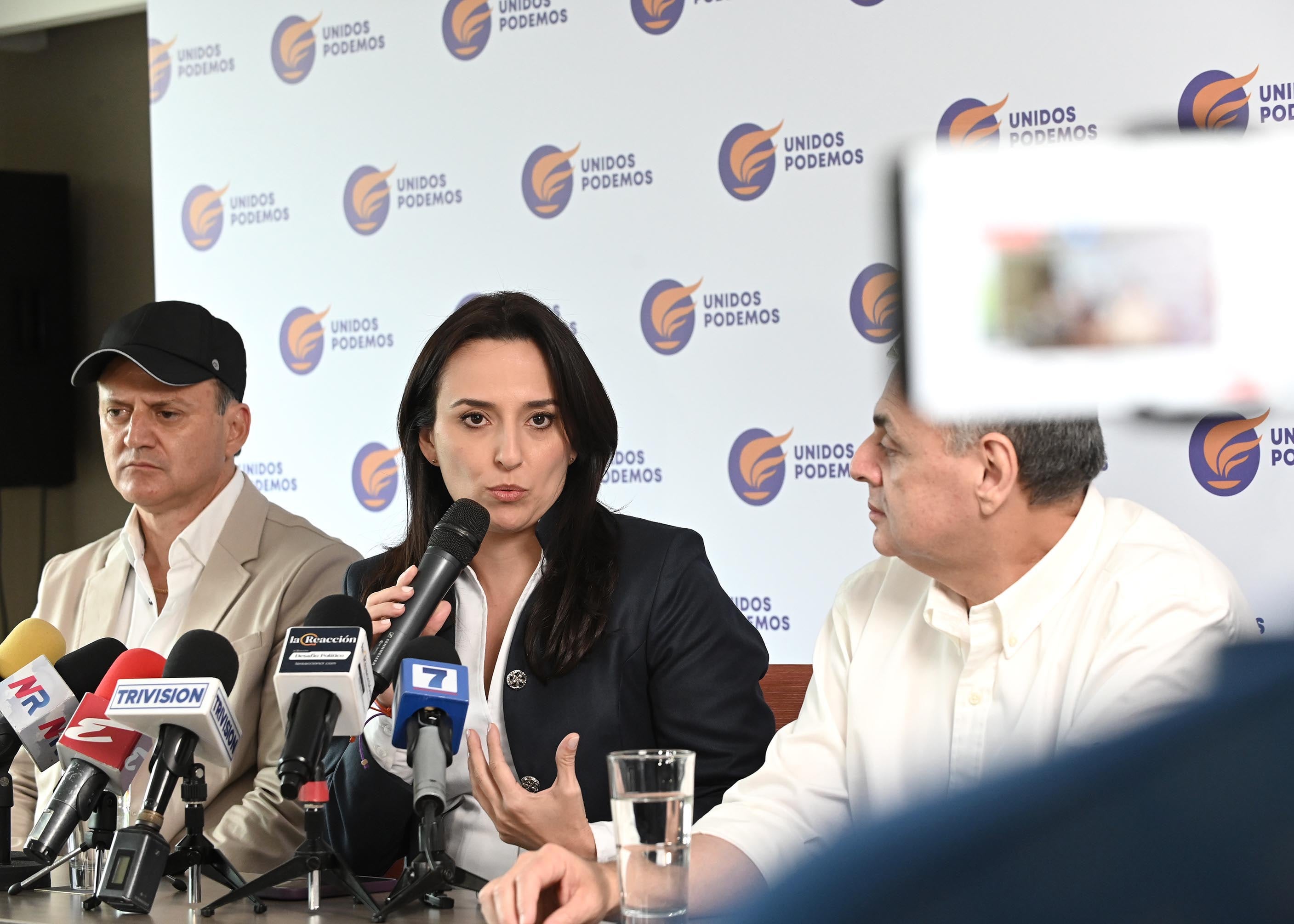 29 de junio del 2025. Hotel Sheraton, Escazú. 12:00 hrs. Presentación a la prensa del partido político Unidos Podemos cuya fundadora es la ex ministra de la Presidencia y militante del Movimiento Libertario Natalia Díaz Quintana. En la foto: Natalia Díaz y otros representantes del partido brindaron declaraciones a la prensa durante la conferencia. De izq. a der: Luis Diego Vargas, Natalia Díaz y Jorge Ocampo. Foto: Albert Marín