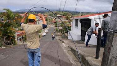 ¿Cómo está su cantón en cuanto a radiobases de telefonía móvil y fibra óptica para Internet fijo?