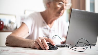 Bancos capacitarán a adultos mayores en prevención de fraudes digitales: aquí le contamos como inscribirse al curso