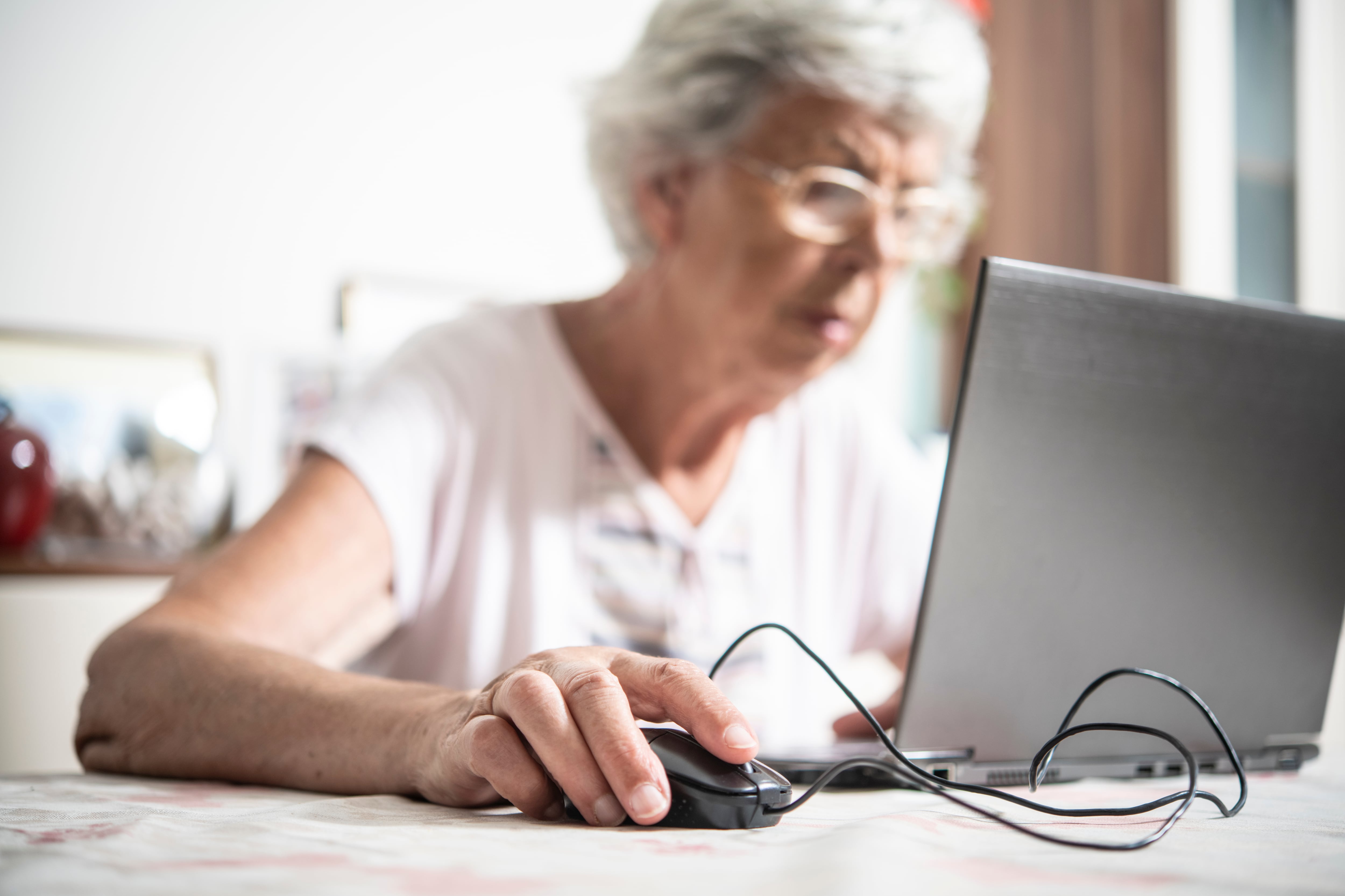 Adulto mayor internet estafa digital capacitación