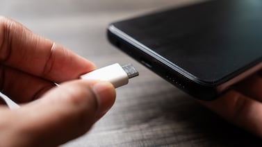 Por qué se calienta el celular cuando está cargando