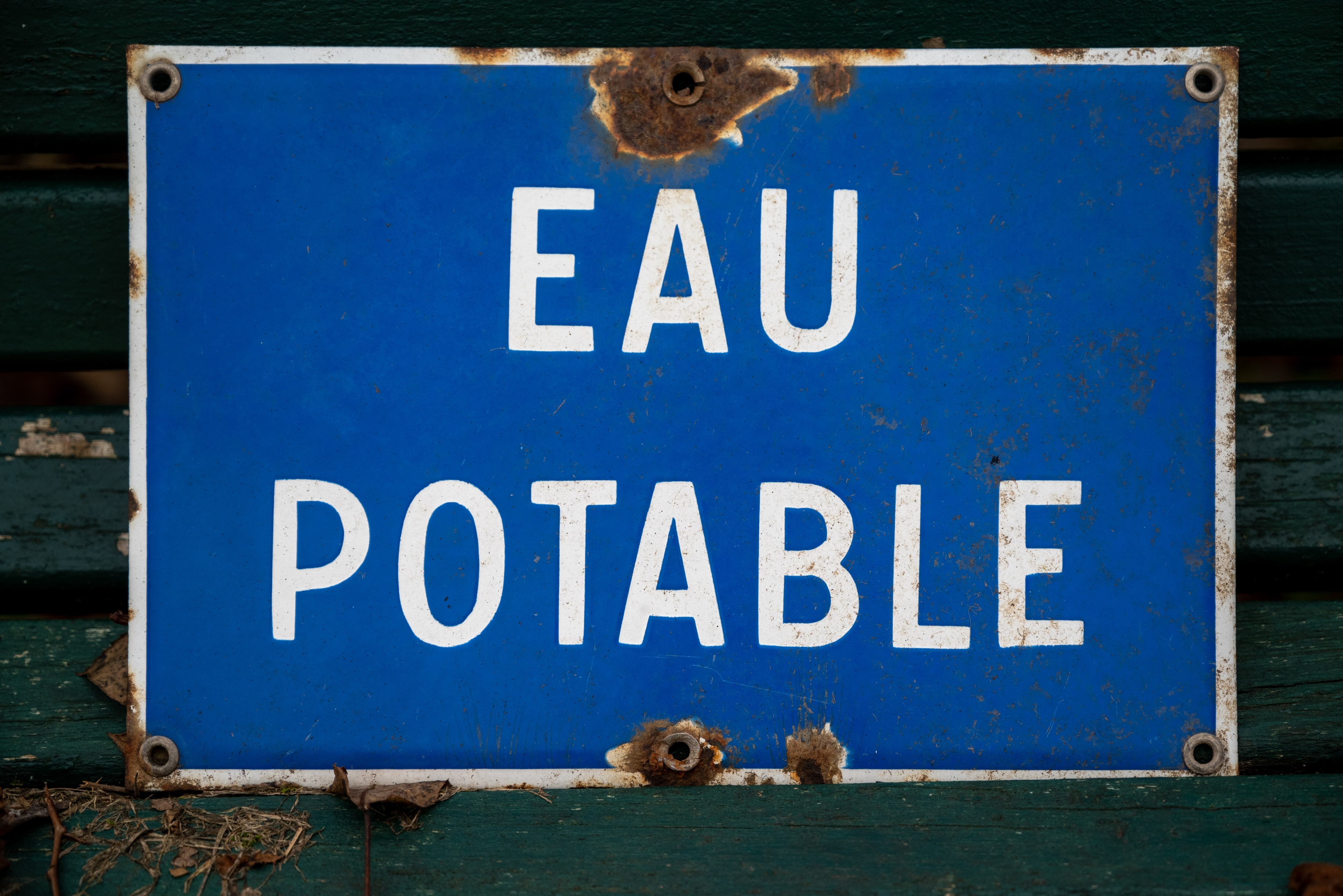 El agua potable en Francia está contaminada por residuos de pesticidas | AFP | Shutterstock