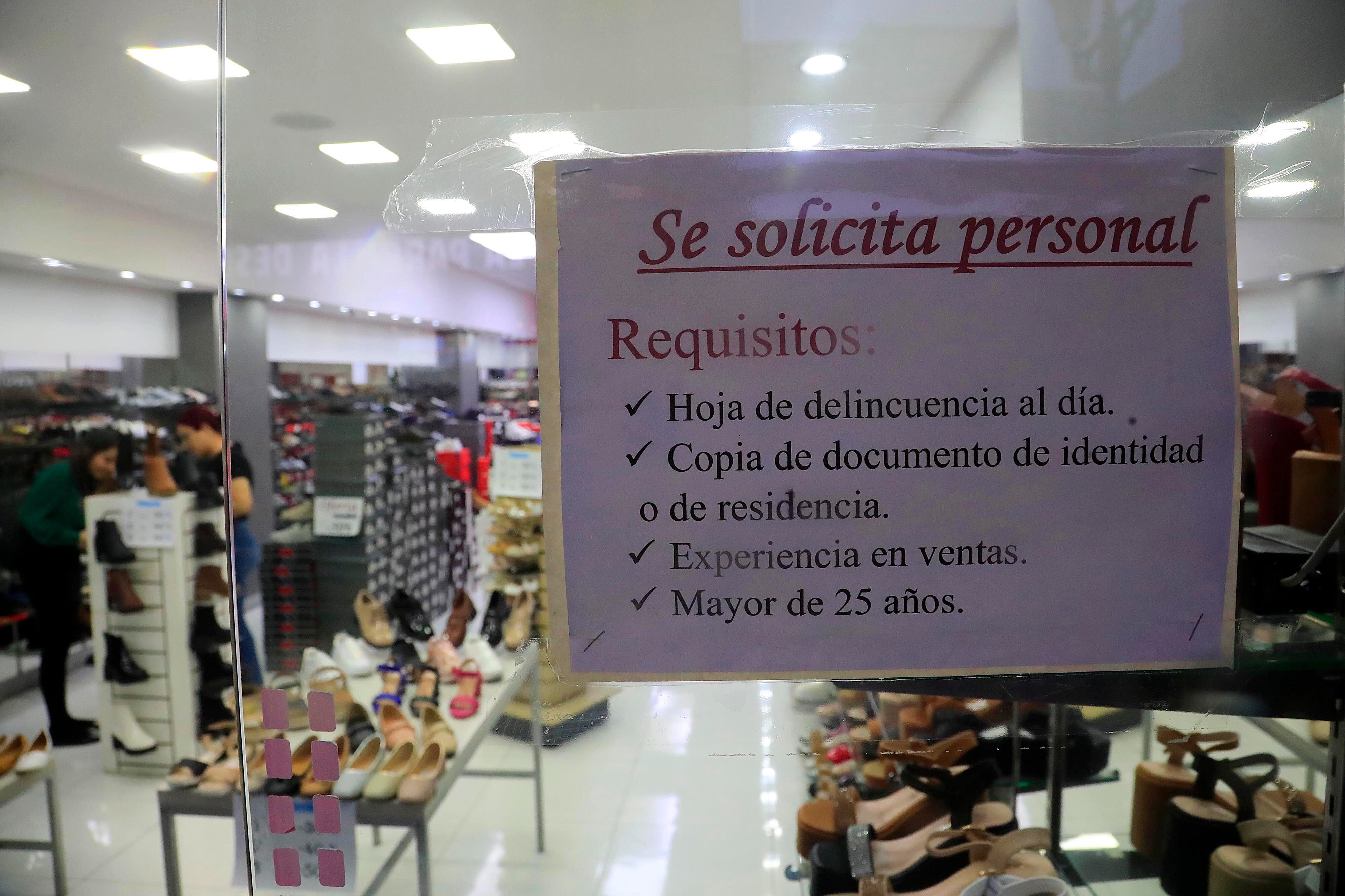 26/10/2023 San José. Recorrido por el avenida central y calles josefinas para ver ambiente de la época navideña, comercio y ofertas de trabajo o empleos de temporada. Muchas tiendas ya ofrecen diversos artículos navideños, ropa, regalos y juguetes, y también se aprecia la presencia de consumidores que quieren adelantarse y no dejar las compras de Navidad para última hora.