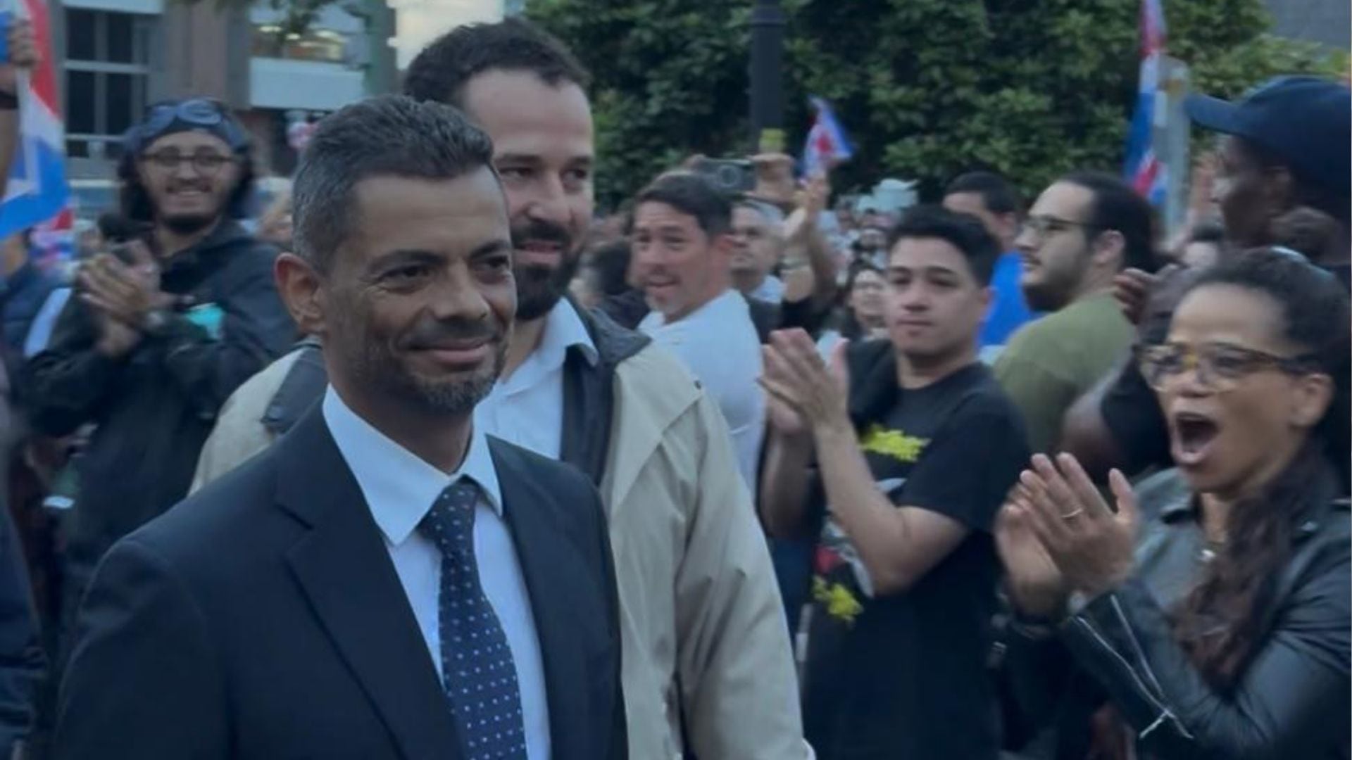 Carlo Díaz, fiscal general, fue recibido con aplausos en la Plaza de la Democracia.