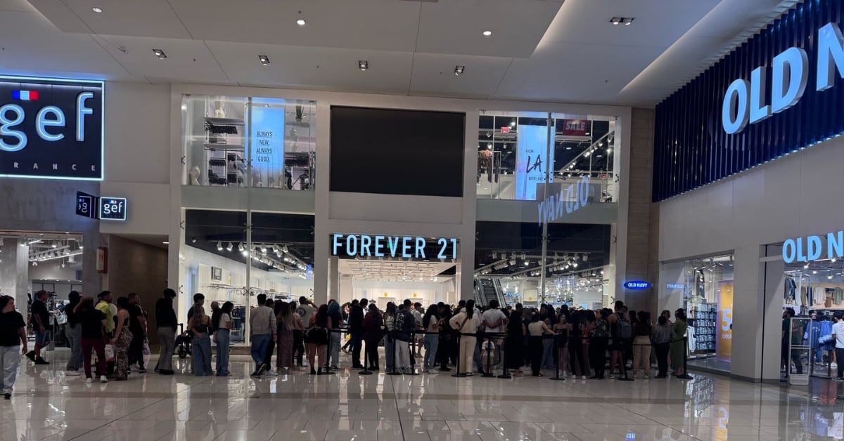 Compradores se armaron de paciencia afuera del establecimiento para aprovechar el 80% de descuento en toda la tienda.