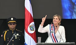 Laura Fernández asume el poder en Costa Rica con la promesa de “empezar a resolver” y respetar la división de poderes