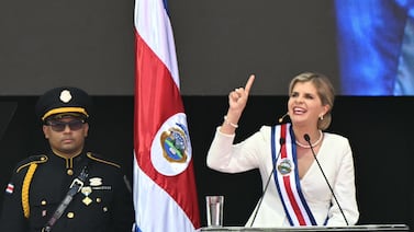 Laura Fernández asume el poder en Costa Rica con la promesa de “empezar a resolver” y respetar la división de poderes