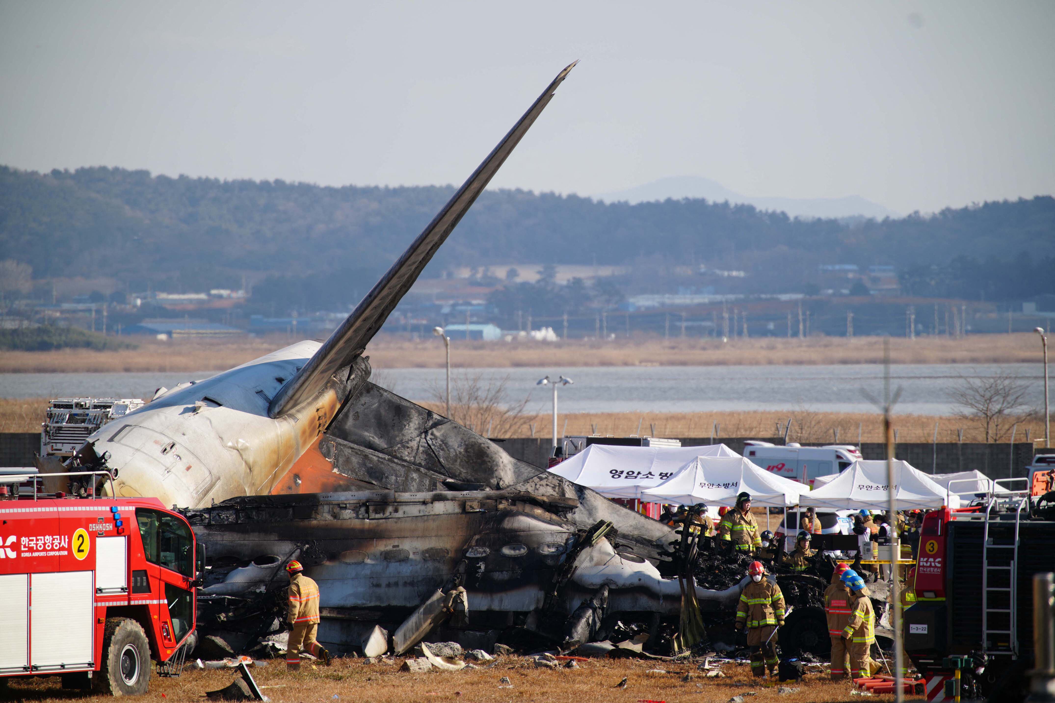 Accidente aéreo en Corea del Sur: avión de Jeju Air estrellado tras aterrizaje fallido, con bomberos y equipos de rescate en el lugar