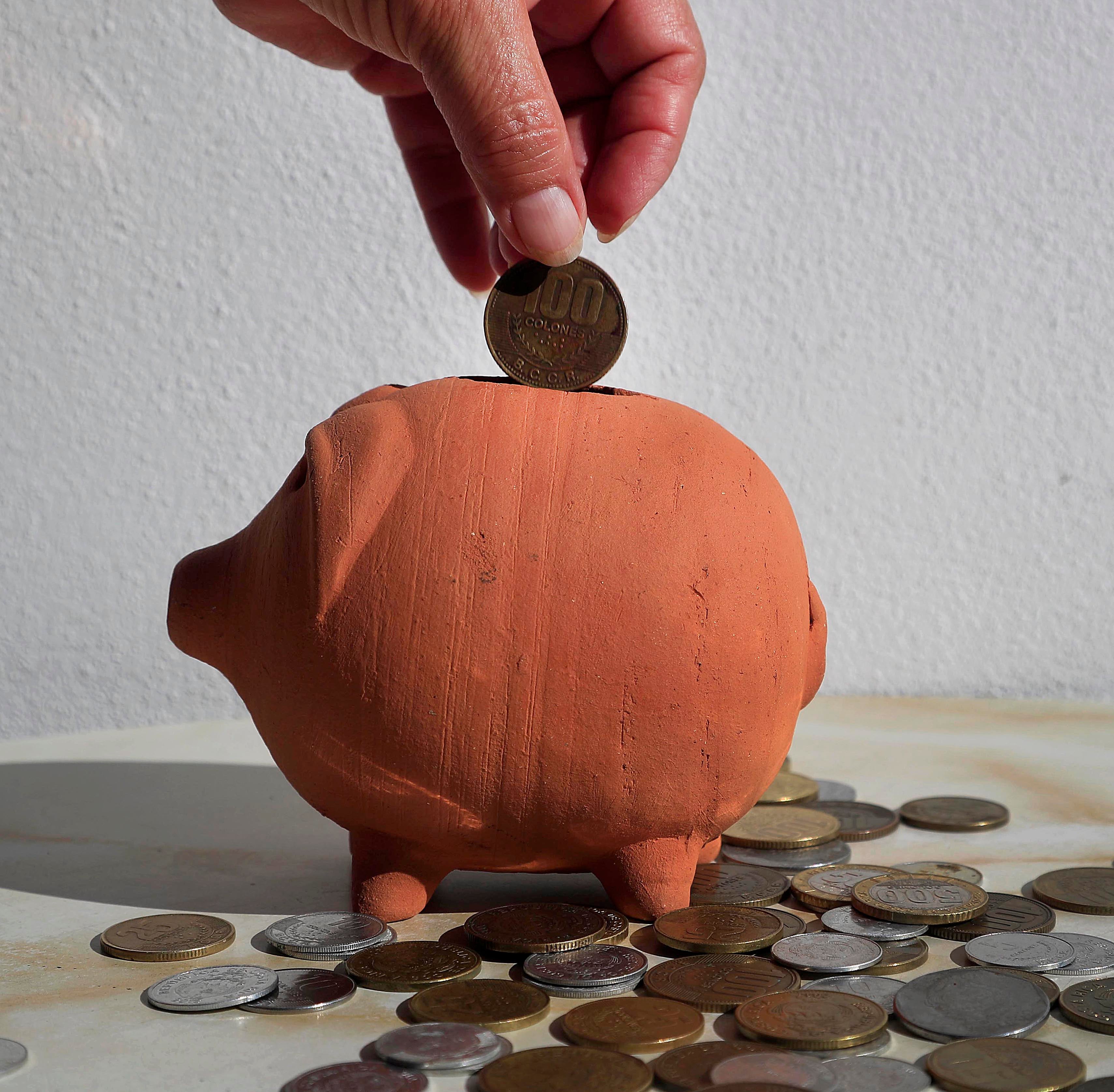 02/01/2024 Fotografías conceptuales para temas: Dinero; Ahorro; Pensión; Pensiones; Plan de retiro; Fondos del ROP; Presupuestos; Operadoras de pensiones; Retiro; Fondos de pensión; Inversión; Monedas; Alcancía; Negocios; Dinero en efectivo; IVM; Colones; Plata; Hacienda; Jubilación; Capital; Finanzas; Gasto; Economía y finanzas; Riqueza. Foto: Rafael Pacheco Granados